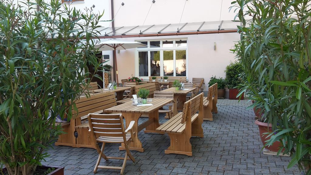 Gasthaus Und Hotel Goettler Josef Rumeltshausen Exterior foto